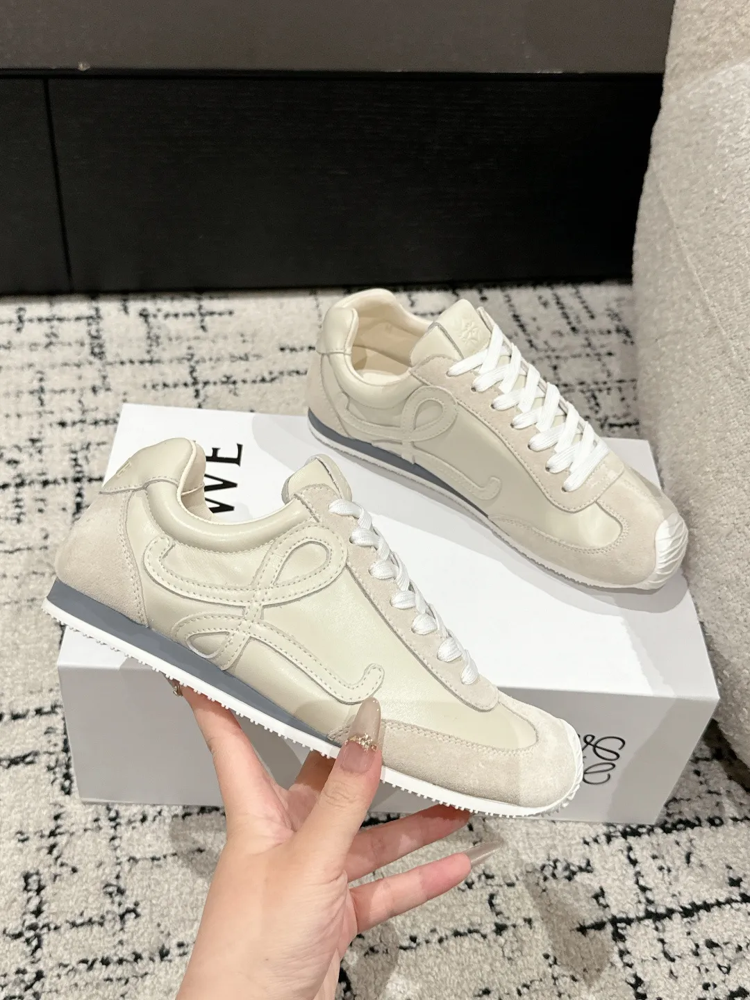 👟👟Ex-factory price 620👟👟 #couples model Top version LOEWE 25/ Latest catwalk model Ballet Runner 2.0. Couple model Ballet Casual Sports Shoes Moral Training Shoes Forrest Gump Shoes Original purchase and development Production Fabric matching Repeated selection of materials Nylon and calfskin leather sneakers featuring an asymmetric toe design, sock-like internal construction, and lightweight rubber outsole extending to the toe. ✔️Fabric: original customized imported first-layer cowhide ✔️Lining: imported soft sheepskin + mesh lining ✔️Sole: original molded anti-slip rubber material ✔️Sole thickness: increased by 2.5CM ✔️Size: #35-45 (45 for women, 45 for men, custom-made, non-refundable)